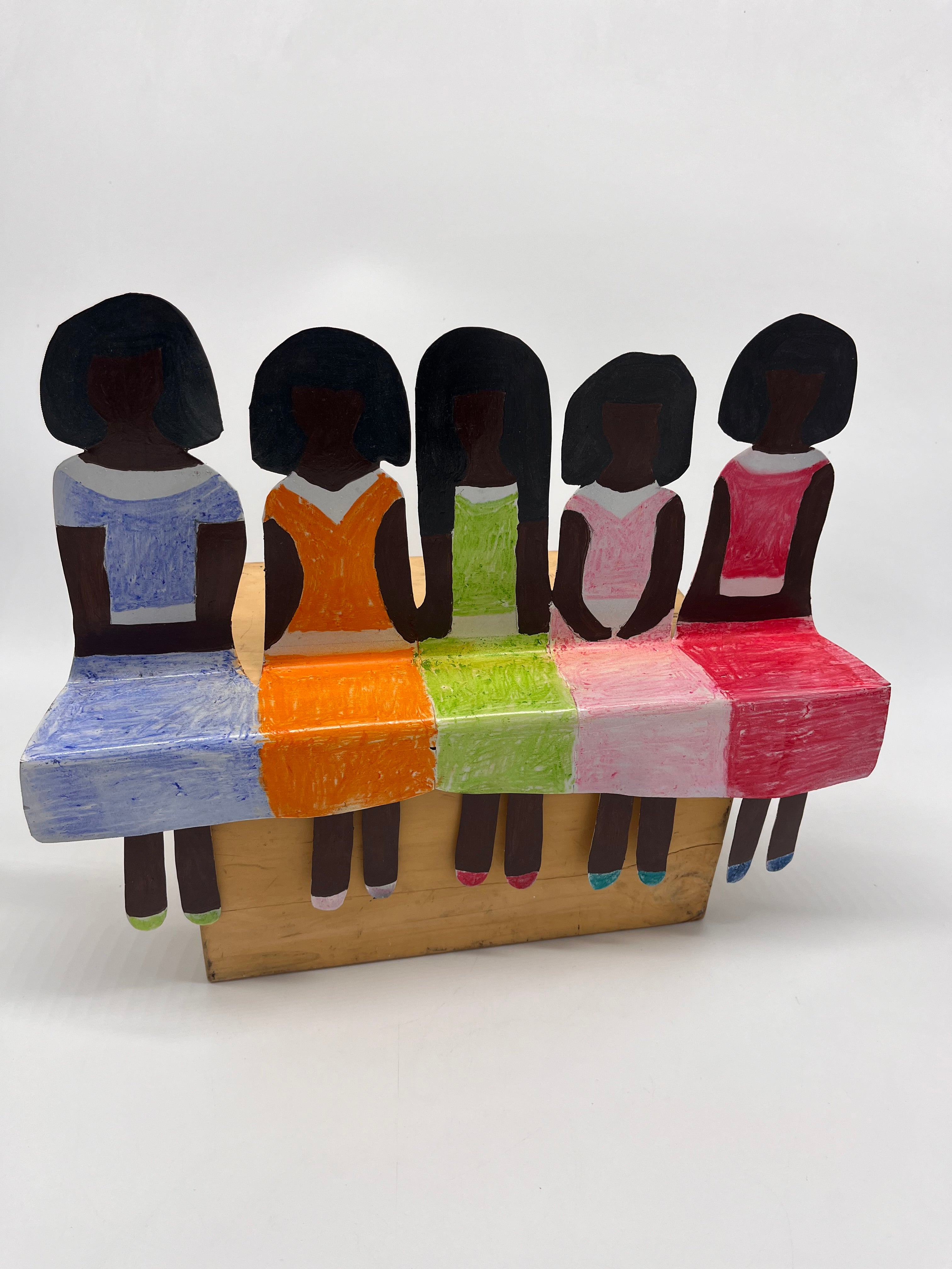 Fila de niñas sentadas